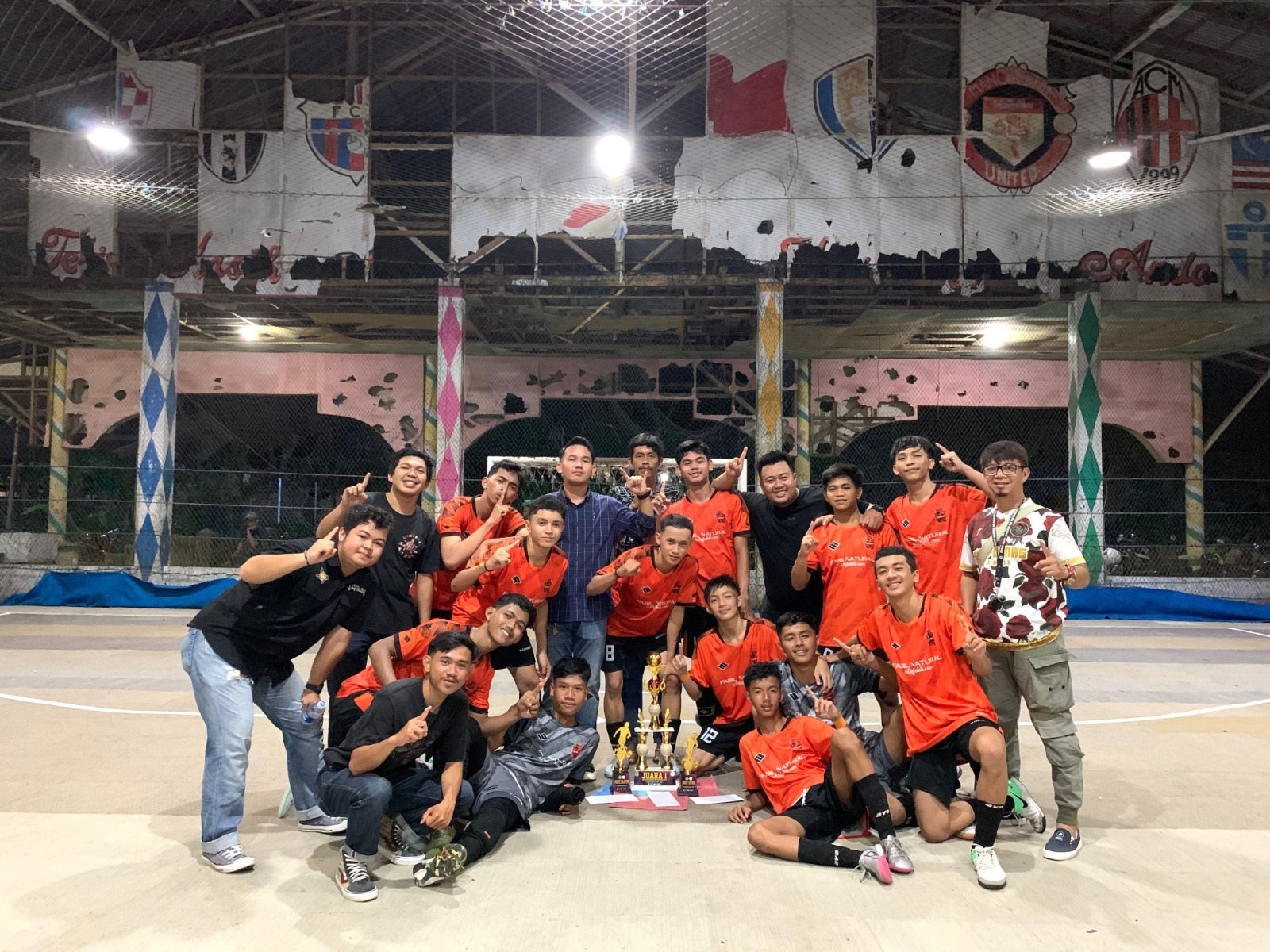 JUARA: Para pemain Q Rose usai menerima piala sebagai juara satu pada turnamen yang dilaksanakan di Kecamatan Pemangkat.