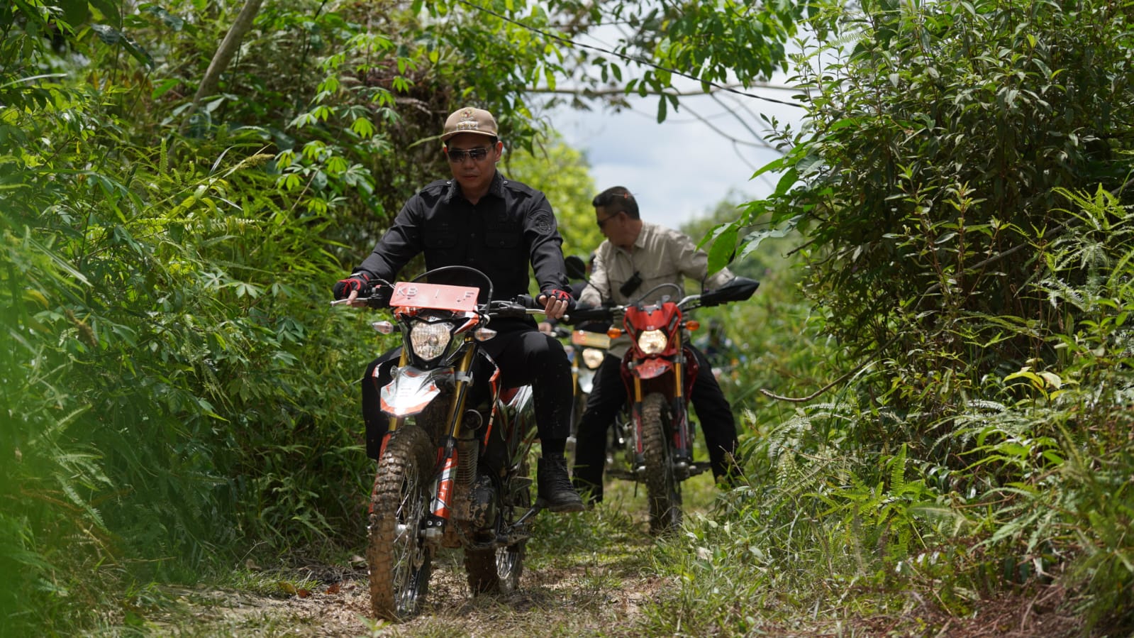 TRABAS: Bupati Kapuas Hulu Fransiskus Diaan saat melakukan trabas menuju desa Ujung Said Kecamatan Jongkong menggunakan motor.
