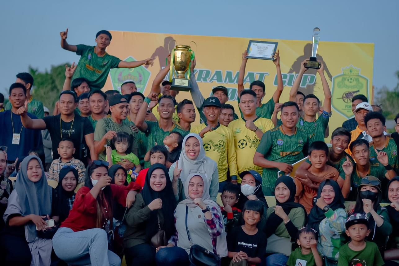 BERSAMA JAWARA: Wakil Bupati Ketapang, Farhan, diabadikan bersama Kodim FC yang berhasil menjuarai Turnamen Sepakbola Ikkramat Cup 2023 di Lapangan Sepakbola Gusti Muhammad Saunan, Minggu (5/11) sore.