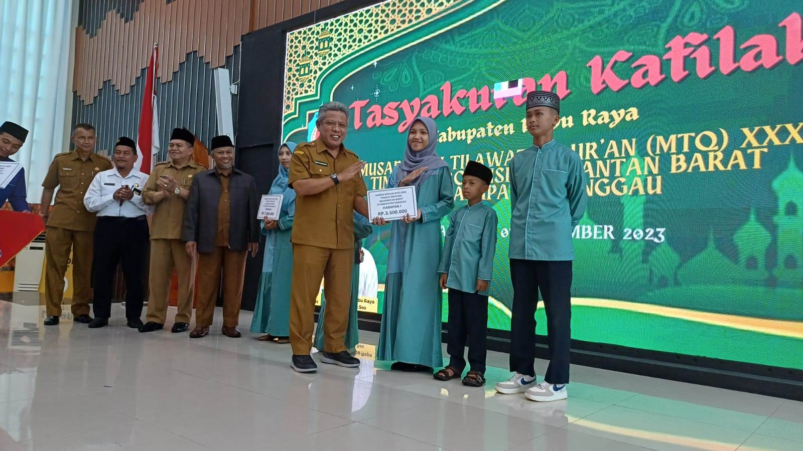 BONUS: Bupati Kubu Raya, Muda Mahendrawan menyerahkan bonus bagi perwakilan kafilah yang ikut bertanding di MTQ XXXI Kalbar di Sanggau belum lama ini.