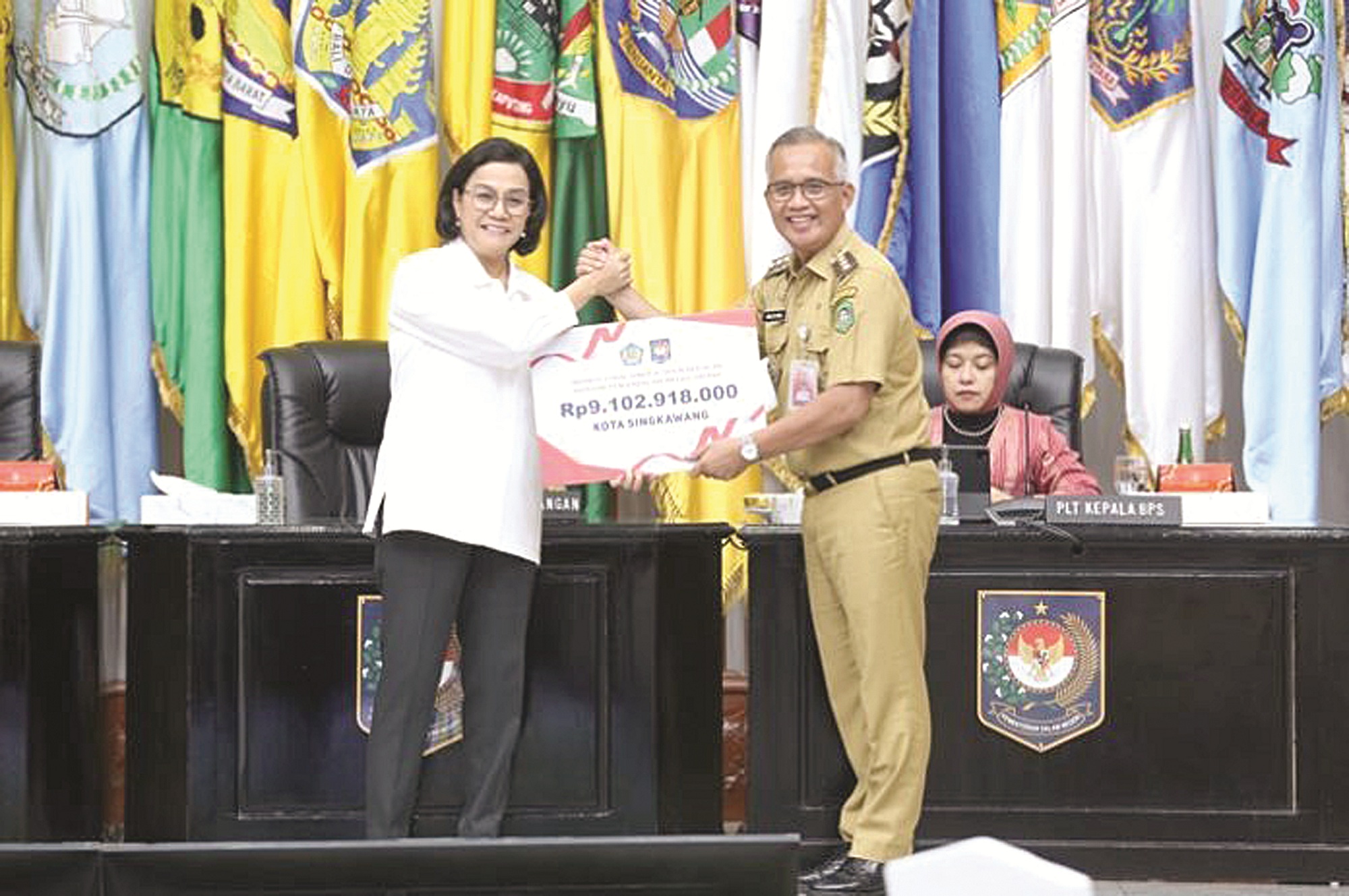 HADIAH: Menkeu Sri Mulyani menyerahkan secara simbolis insentif fiskal Rp9,1 miliar kepada Pj Wali Kota Singkawang Sumastro, di Gedung Sasana Bhakti Praja, Kemendagri RI, Jakarta Senin (6/11).