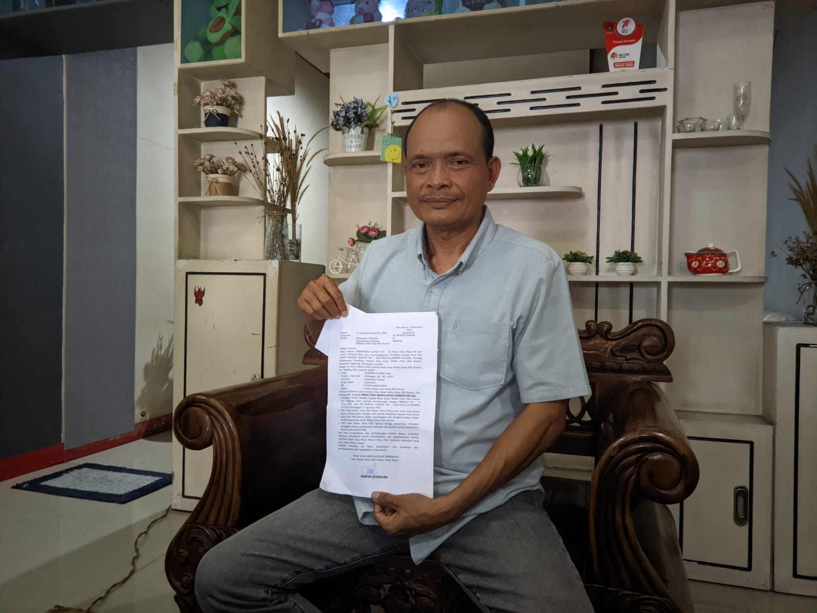 Cakades Hilir Kantor, Marten Luter menunjukkan surat keberatan yang dilayangkannya kepada BPD Desa Hilir Kantor, Rabu (8/11).