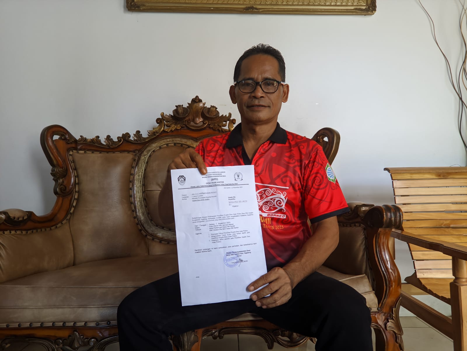 Cakades Hilir Kantor Herculanus Ajis Aristo menunjukkan surat undangan Musdes pada Rabu (8/11).