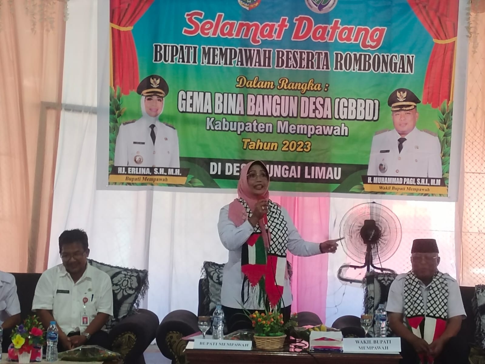 Bupati Erlina saat berdialog dengan masyarakat dalam program GBBD di Sungai Kunyit.