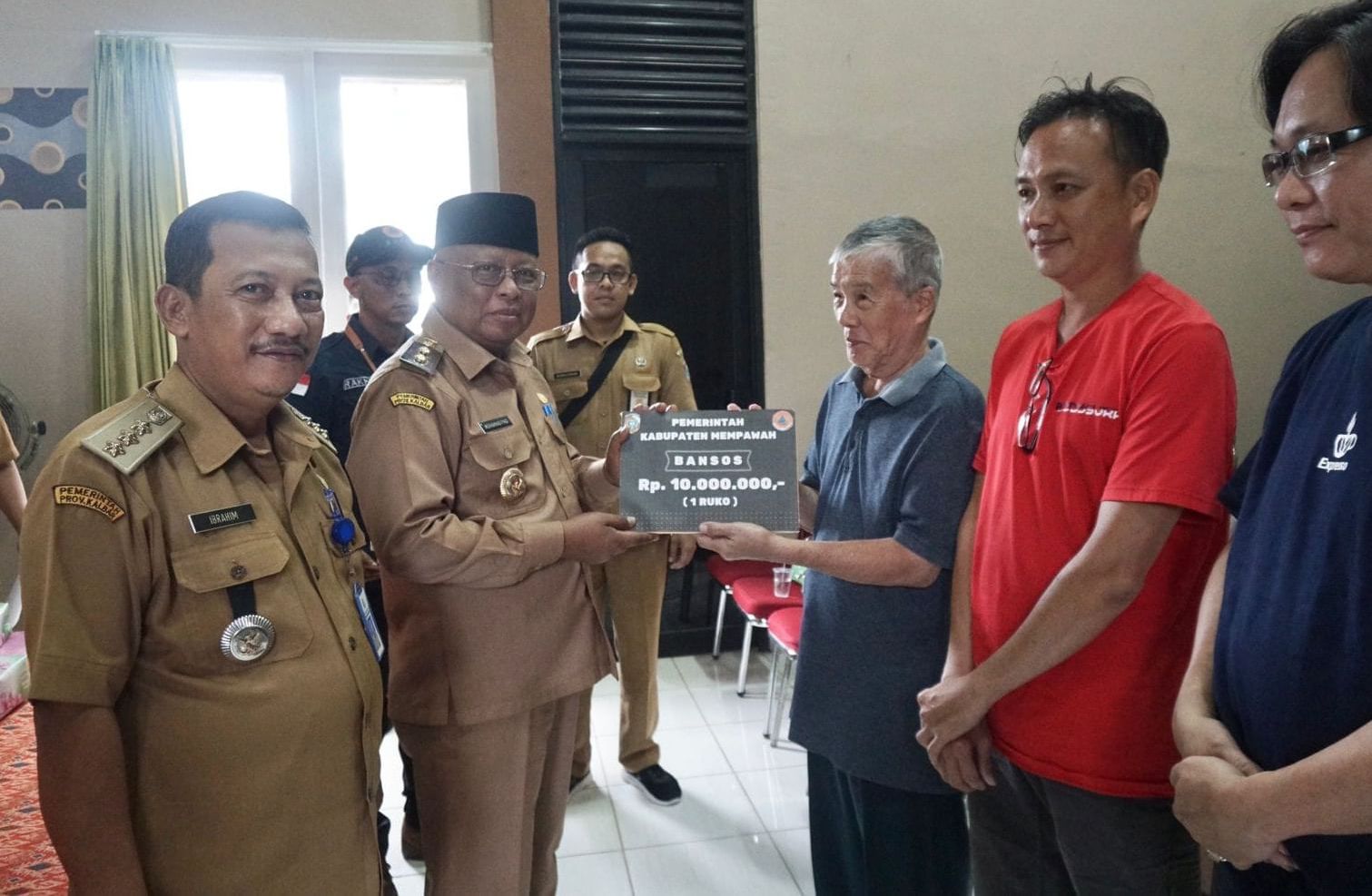 BANSOS : Wabup secara simbolis menyerahkan Bansos senilai Rp 10 juta.