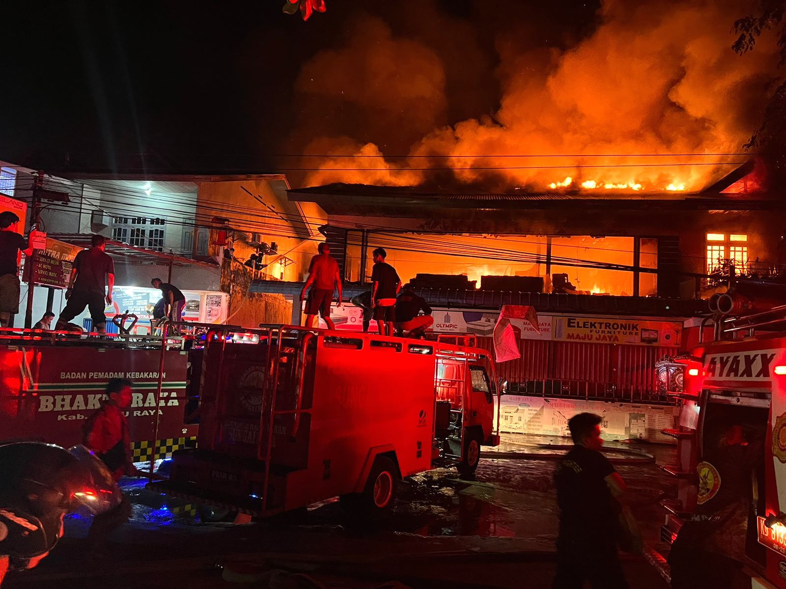 KEBAKARAN: Tim pemadam kebakaran tampak berjibaku memadamkan api yang menghanguskan Ruko Toko Furniture dan Elektronik Maju Jaya yang terletak di Jalan Adi Sucipto, Desa Parit Baru, Kec. Sungai Raya.