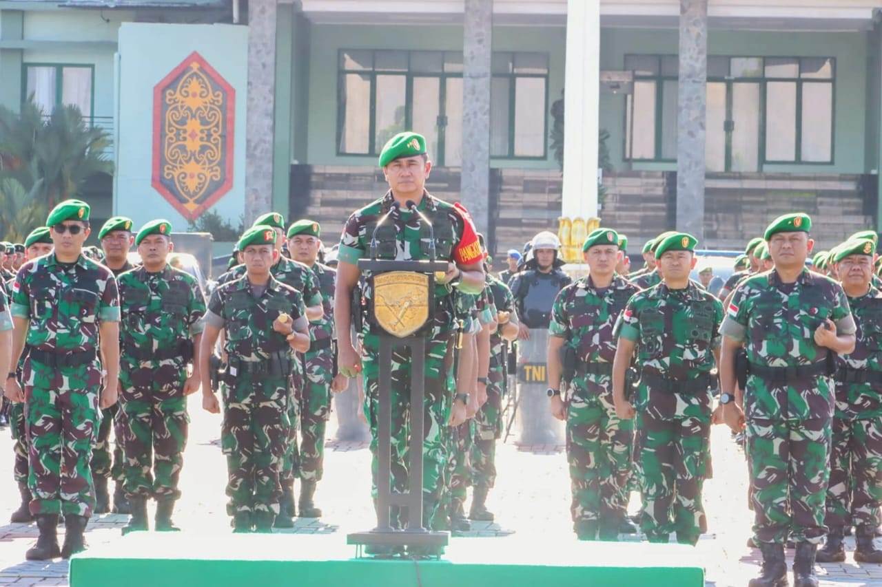 APEL: Pangdam XII Tanjungpura, Mayjen TNI Iwan Setiawan saat mengikuti Apel Gelar Pasukan di Lapangan Tidayu, Makodam XII Tanjungpura, Rabu (8/11).