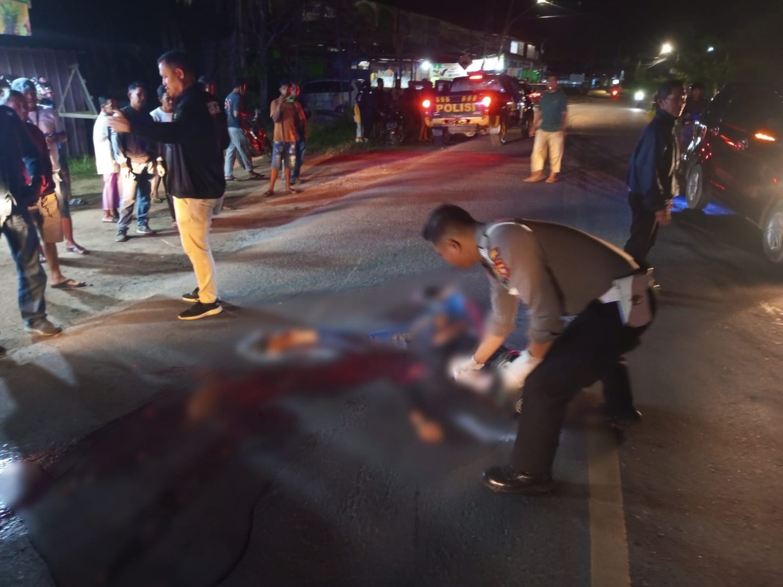 LAKA LANTAS : Unit Gakkum Satlantas Polres Sekadau saat melakukan olah TKP kecelakaan lalu lintas di Kecamatan Sekadau Hilir.&nbsp;