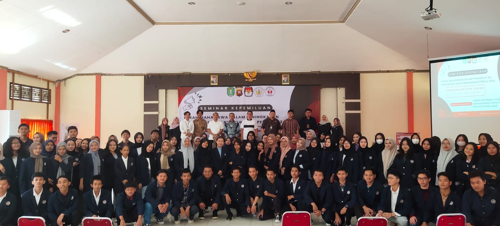 BERSAMA: Foto bersama peserta dan narasumber kegiatan seminar kepemiluan yang diselenggarakan BEM Hukum Untan, Rabu (8/11).