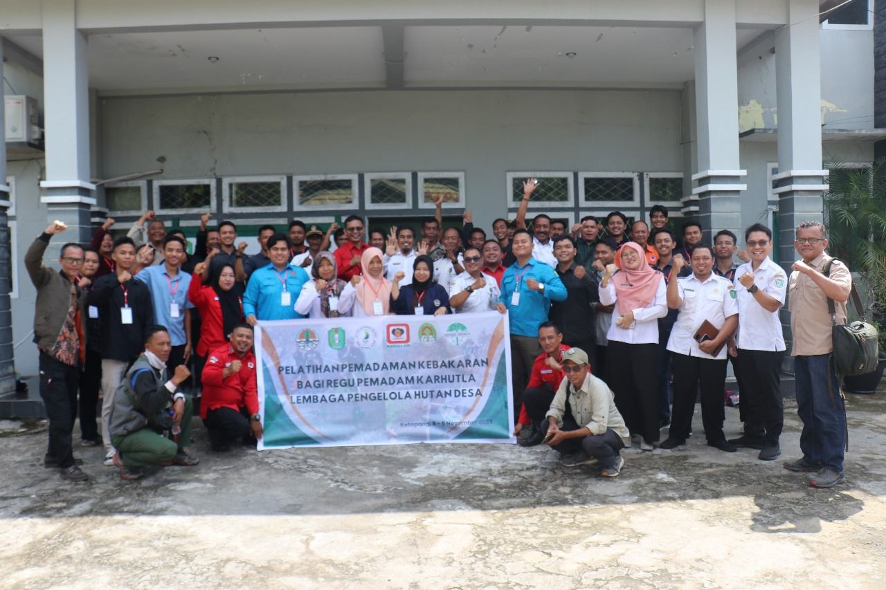 PELATIHAN: Puluhan peserta pelatihan pemadam Karhutla yang dilaksanakan KPH Ketapang Selatan dan Tropenbos Indonesia (8/11).