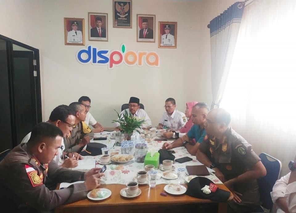 RAPAT PERSIAPAN: Kepala Dinas Pemuda dan Olahraga Ketapang, Satuki Huddin, memimpin rapat persiapan perayaan HUT ke-52 Korpri, Rabu (8/11).