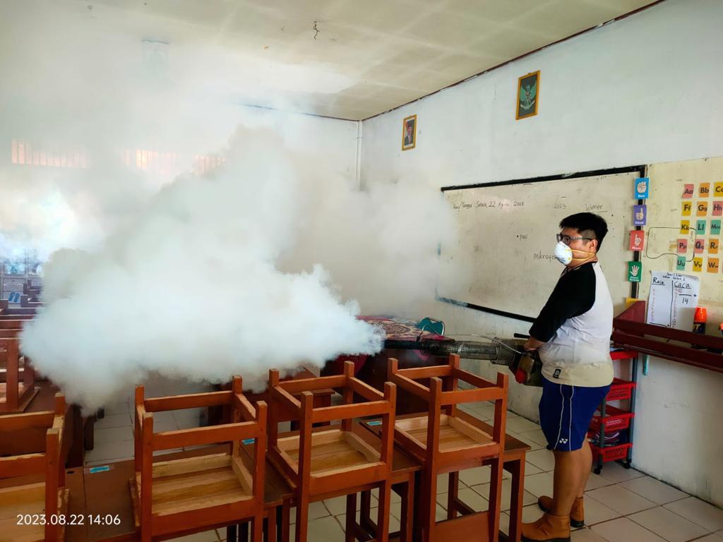 FOGGING: Petugas melakukan pengasapan atau fogging di wilayah terdekat temuan kasus DBD, termasuk di sekolah, belum lama ini.