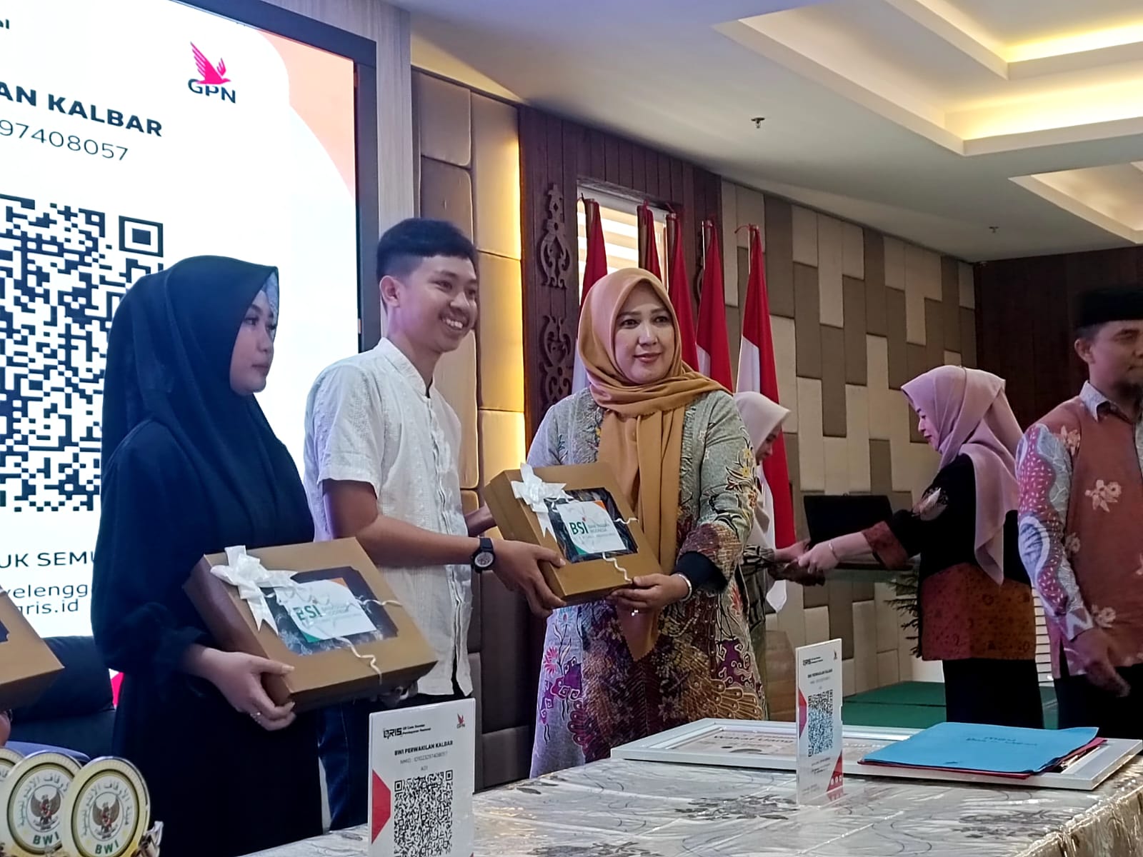 Calon pengantin melakukan wakaf uang tunai.