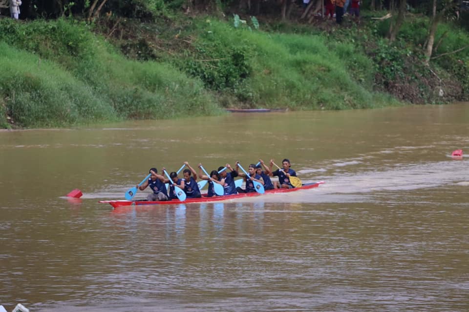 Peserta lomba sampan mendayung dengan kekuatan penuh menuju garis finish di Sungai Landak Desa Raja Kecamatan Ngabang, Kamis (9/11).
