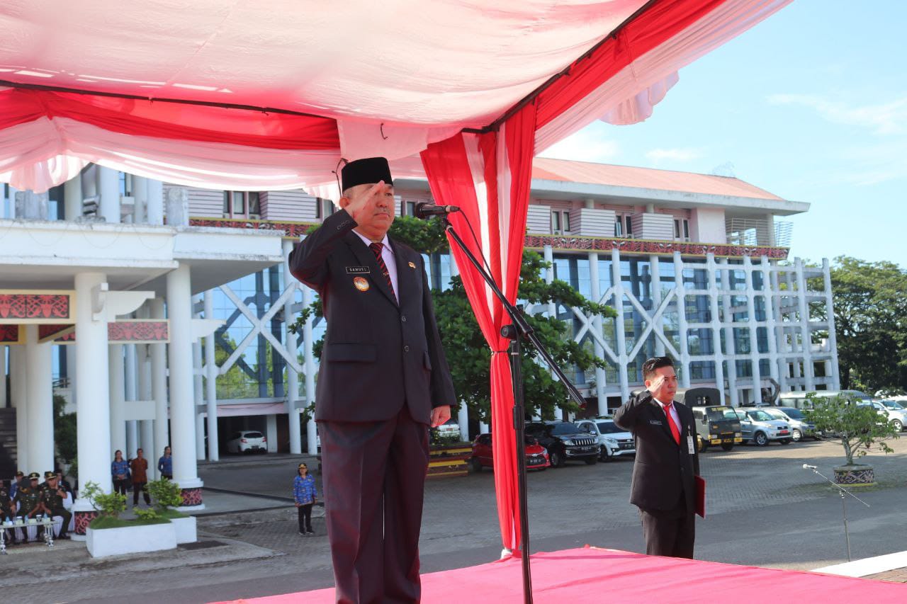 Upacar abendera peringatan hari pahlawan di halaman kantor bupati Landak, Jumat (10/11)