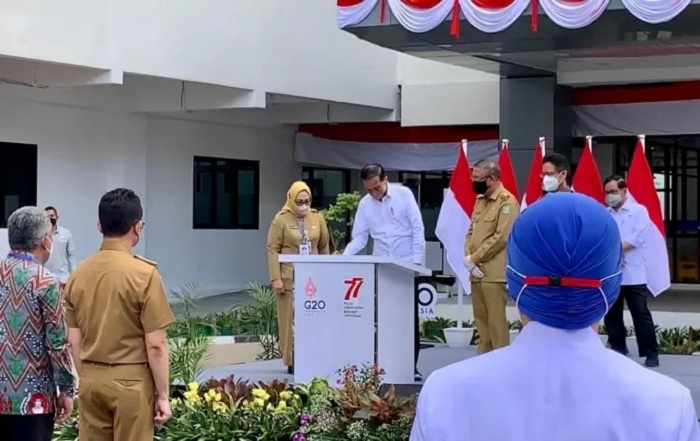 TANDA TANGAN: Presiden Joko Widodo menandatangani prasasti peresmian gedung baru RSUD Soedarso Pontianak, 9 Agustus 2022 lalu, dengan disaksikan Gubernur Kalimantan Barat saat itu, Sutarmidji.