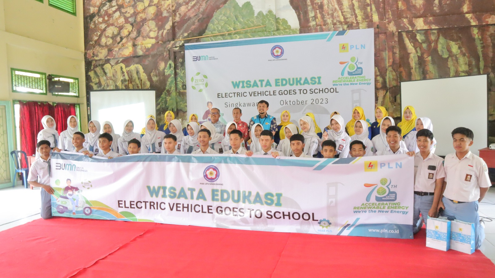 PT PLN Persero UP3 Singkawang bersama PIKK UP3 Singkawang gelar kegiatan sosialisasi wisata edukasi bertema &ldquo;Electric Vehicle Goes To School&rdquo; pada hari Kamis tanggal 8 Nopember 2023.