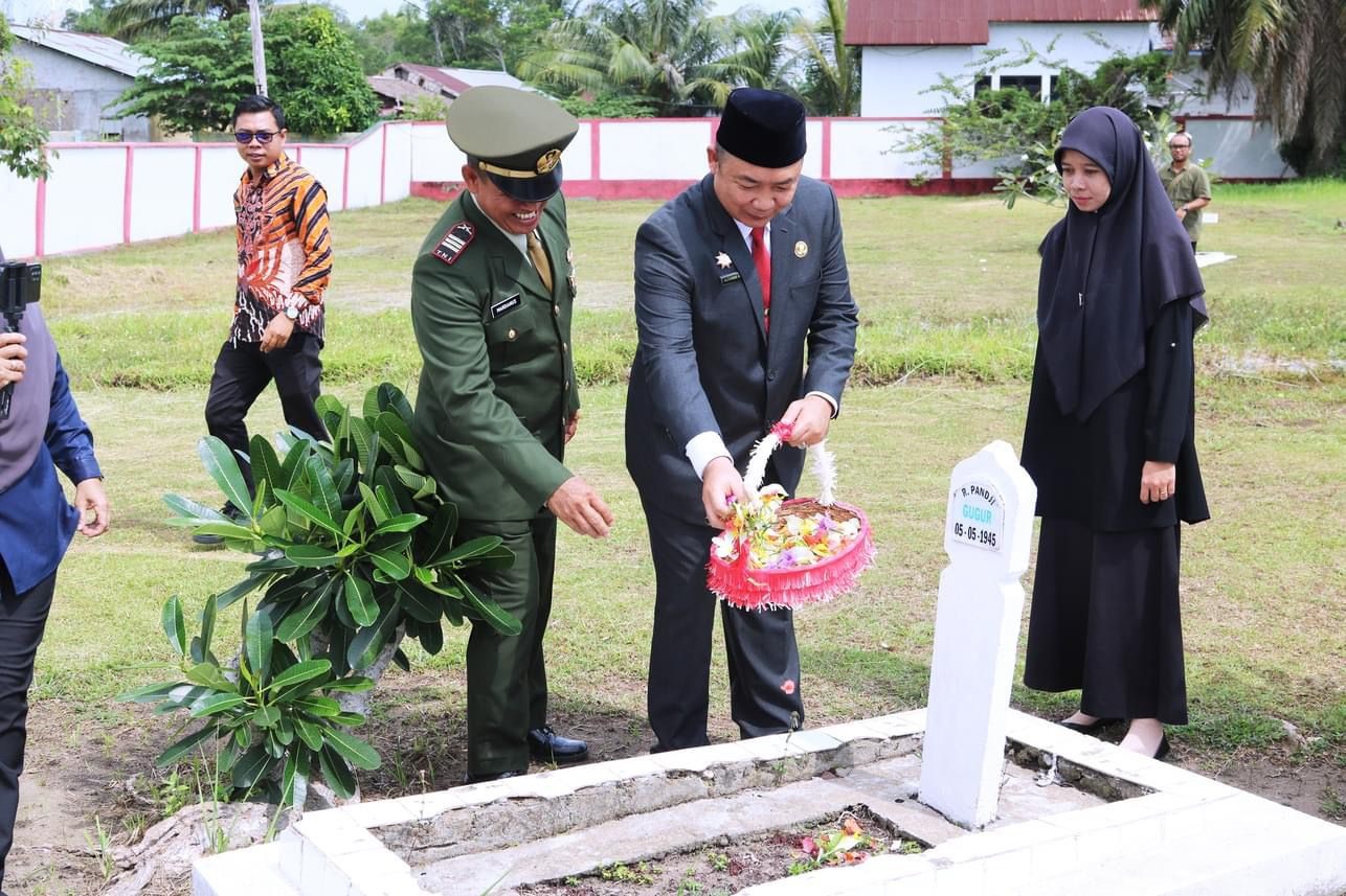 TABUR BUNGA: Sekda Ketapang, Alexander Wilyo, bersama jajaran Forkopimda melakukan tabur bunga di Taman Makam Pahlawan, Sukaharja, Jumat (10/11).