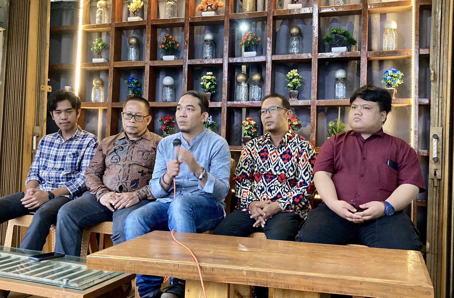 DIALOG: Sejumlah aktivis lintas generasi berdialog bersama sejumlah jurnalis, Minggu (12/11) sore.