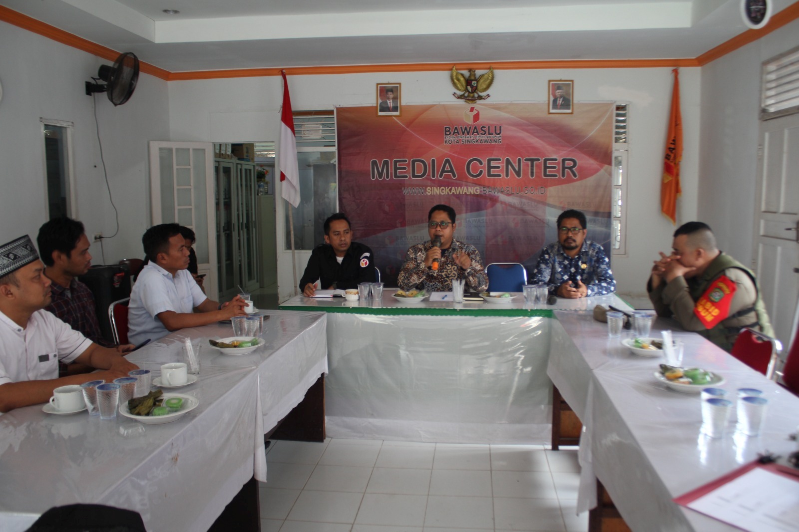 KOORDINASI: Rapat Koordinasi Bawaslu Kota Singkawang, Polres, KPU, Dishub, dan Satpol PP Kota Singkawang terkait penertiban APK dan APS di Kota Singkawang.