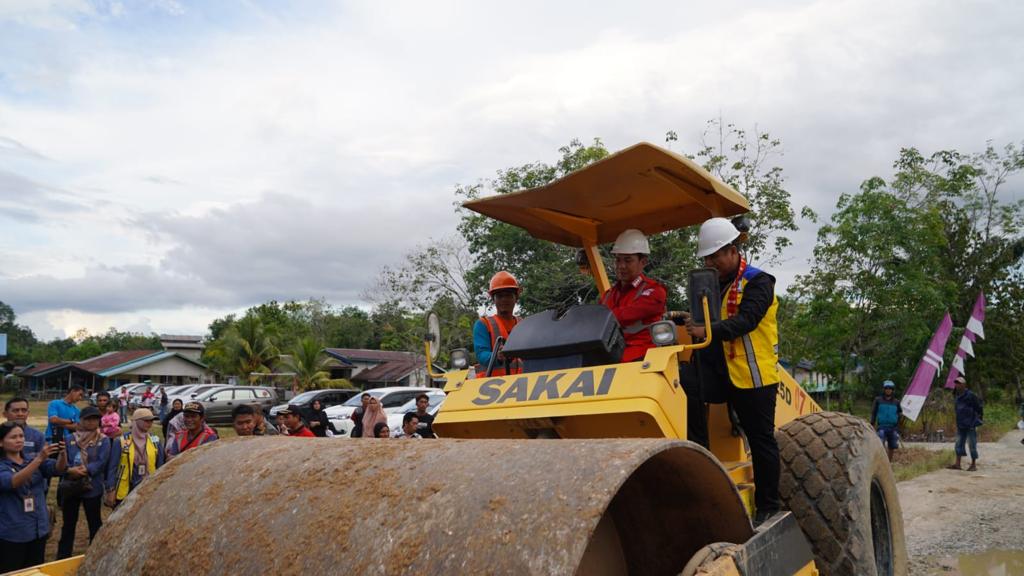 MULAI DIKERJAKAN: Bupati Kapuas Hulu Fransiskus Diaan saat meluncurkan salah satu ruas jalan yang akan ditingkatkan