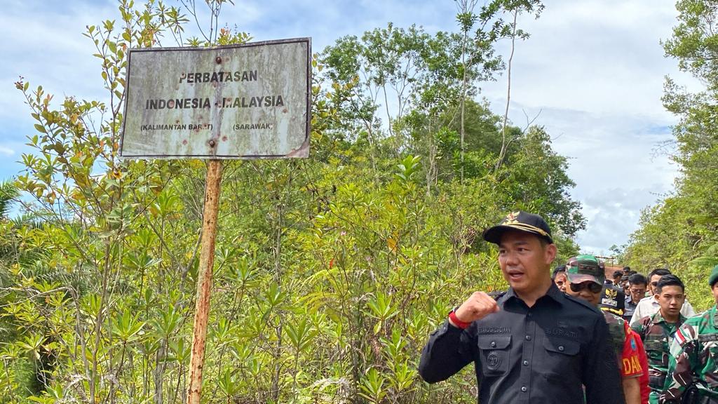 SIDAK: Bupati Kapuas Hulu Fransiskus Diaan saat melakukan sidak jalur tikus di perbatasan Indonesia-Malaysia.
