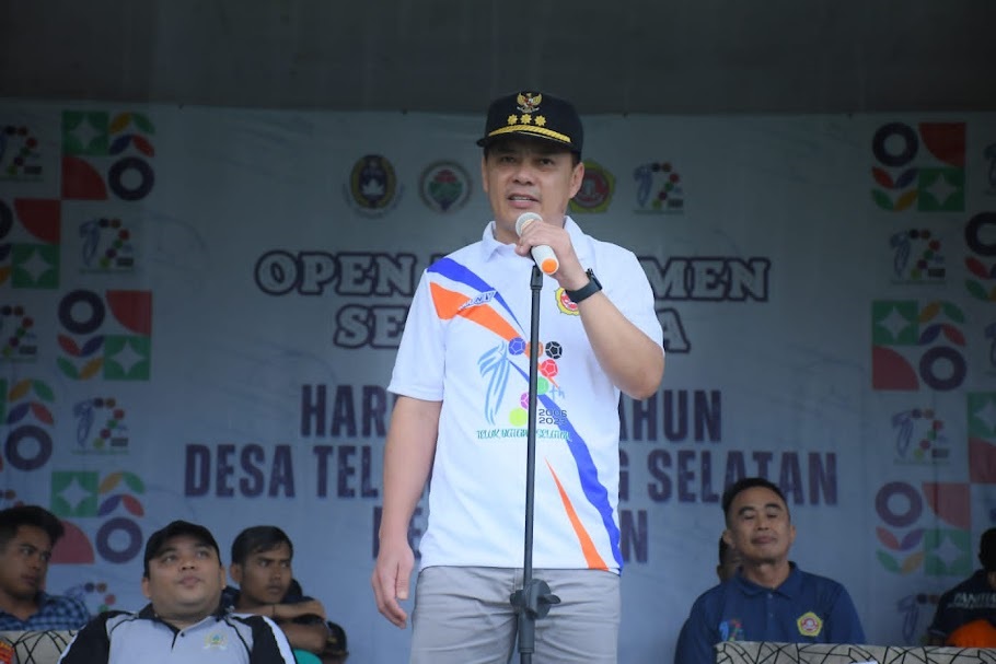 BERI SAMBUTAN: Pj. Bupati, Romi Wijaya, memberikan sambutan sebelum membuka turnamen sepakbola di Kecamatan Teluk Batang, Senin (13/11).