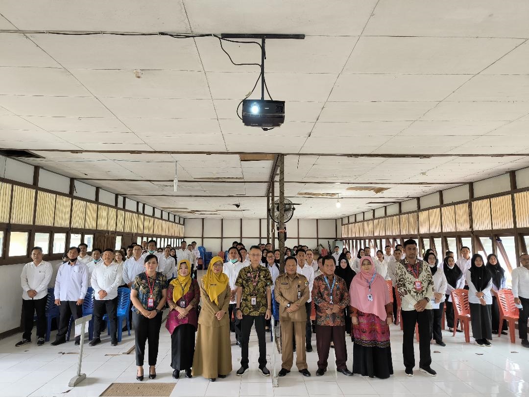 DIABADIKAN BERSAMA: Sekda Kapuas Hulu Mohd Zaini diabadikan bersama para peserta seleksi PPPK tenaga teknis di lingkungan Pemkab Kapuas Hulu, saat meninjau pelaksanaan seleksi.