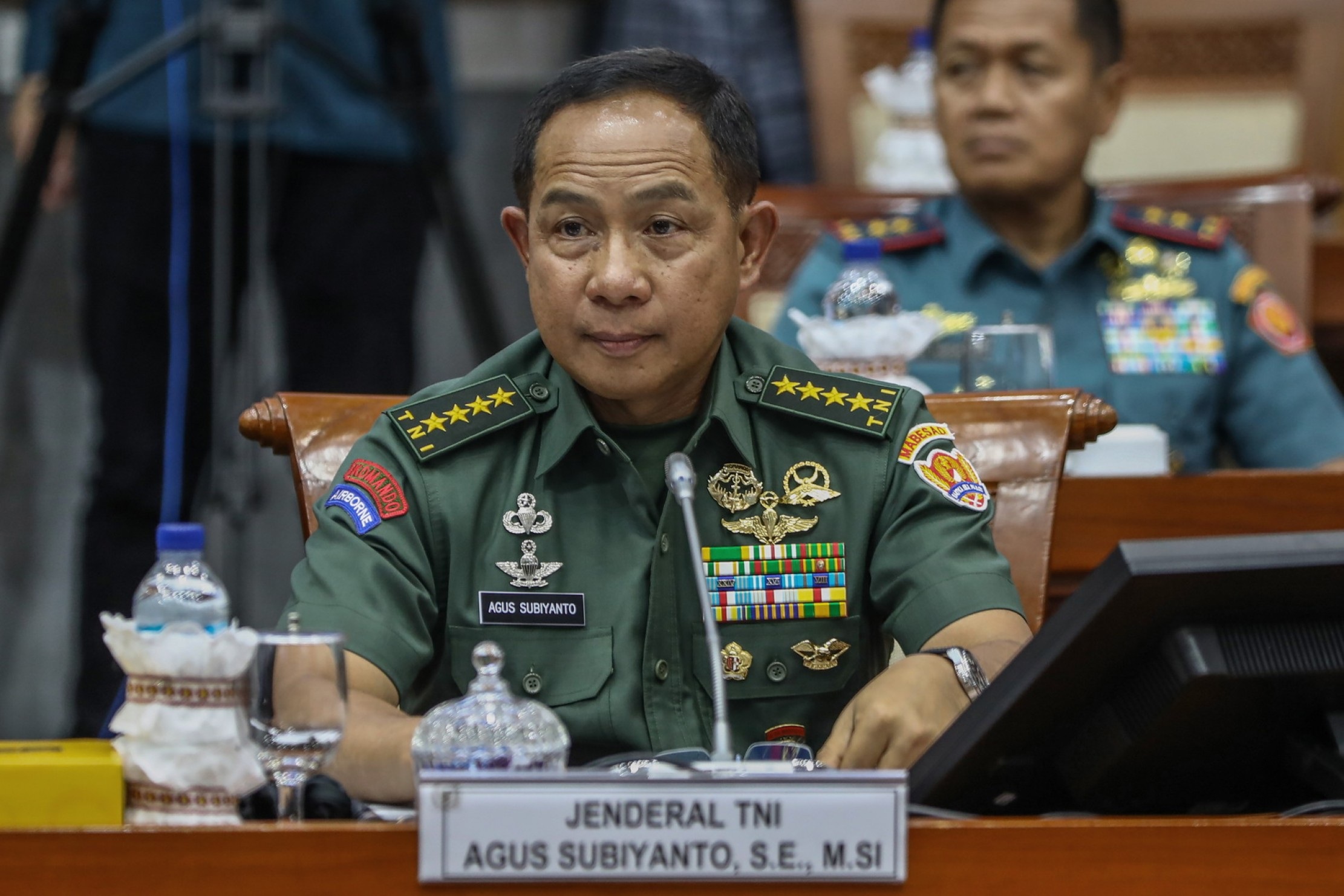 Kepala Staf Angkatan Darat (KASAD) Jenderal TNI Agus Subiyanto (kanan) mengikuti uji kelayakan dan kepatutan (fit and proper test) calon Panglima TNI di ruang Komisi I DPR, Kompleks Parlemen, Senayan, Senin (13/11/2023). Jenderal TNI Agus Subiyanto merupa