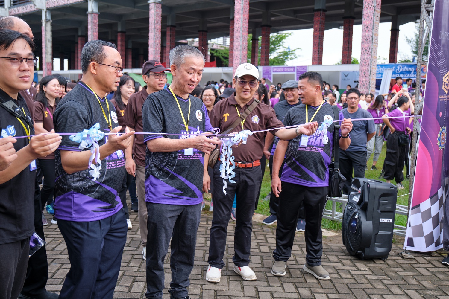 PELEPASAN:  Pengguntingan pita pelepasan peserta jalan sehat Dies Natalis UWDP.