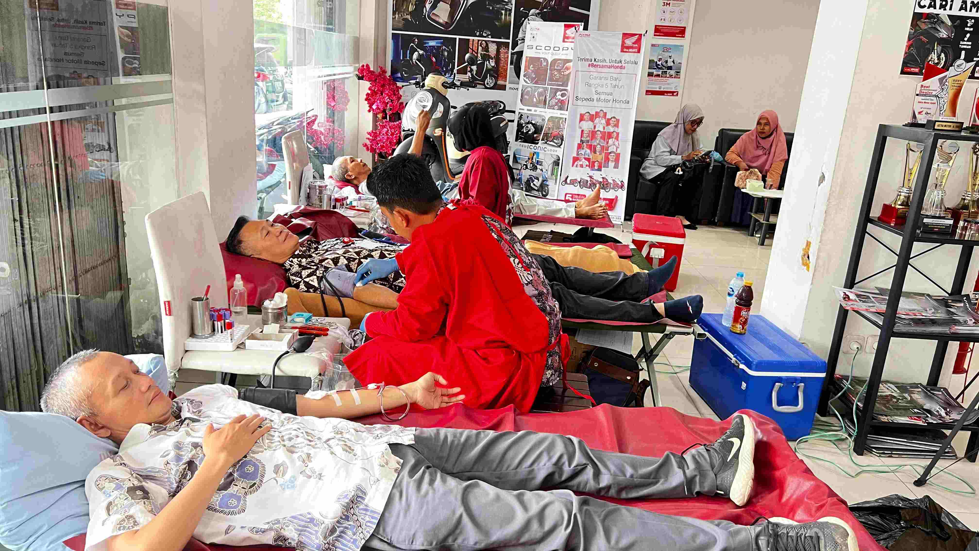 Aksi donor darah Astra Motor Kalbar guna memaknai Hari Pahlawan (10/11).