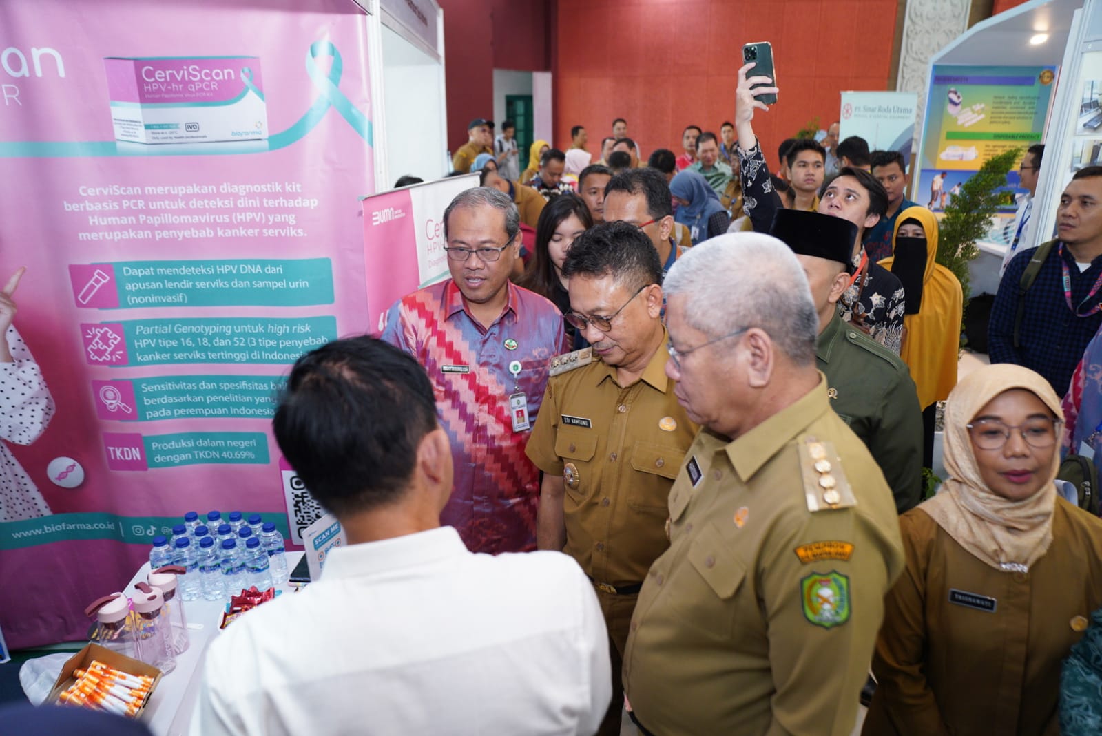 PAMERAN: Penjabatan Gubernur Kalbar Harisson bersama Wali Kota Pontianak Edi Rusdi Kamtono meninjau stan peserta Kalbar Hospital Expo 2023 di PCC.