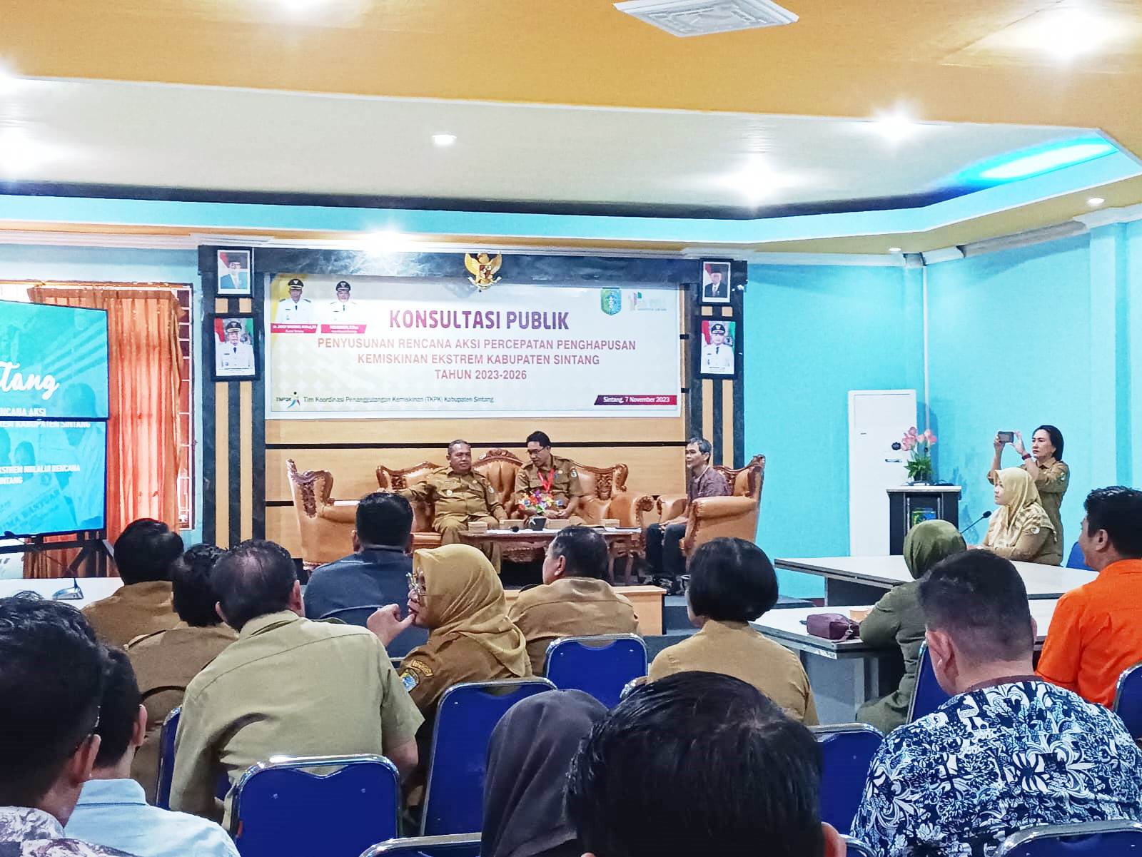 KONSULTASI PUBLIK : Bappeda Kabupaten Sintang menggelar konsultasi publik penyusunan rencana aksi percepatan penghapusan kemiskinan ekstrim Kabupaten Sintang tahun 2023 - 2026.