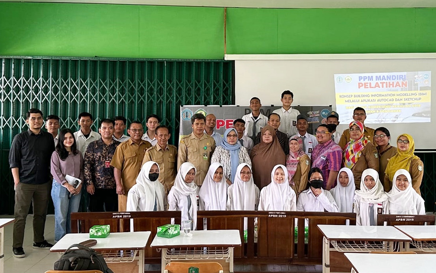 FOTO BERSAMA: Siswa dan guru SMKN 8 Pontianak, peserta pelatihan Autocad dan Sketchup, foto bersama Tim PPM Jurusan Teknik Sipil Polnep.