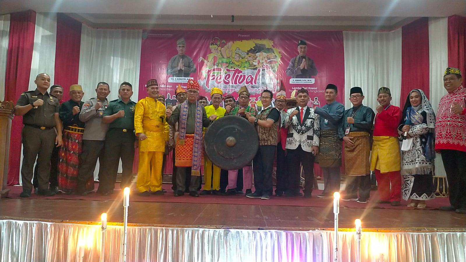PEMBUKAAN: Acara pembukaan Festival Budaya Nusantara di Rumah Melayu Balai Serumpun Singkawang, Selasa (14/11).