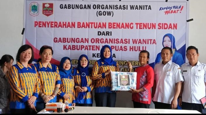 PEMBERIAN BANTUAN: Ketua GOW Kabupaten Kapuas Hulu Via Octaria menyerahkan bantuan benang tenun kepada para pengrajin tenun Sidan di Desa Labian, Kecamatan Batang Lupar, Rabu (15/11) lalu.