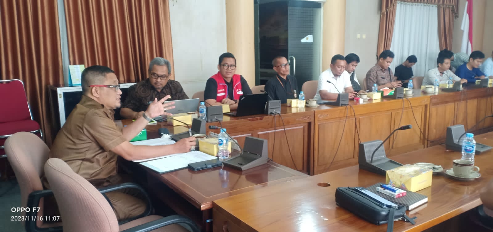 Sejumlah sopir yang tergabung dalam Aliansi Solidaritas Supir Lintas Indonesia Zona Kalbar mendatangi Gedung DPRD Kalbar, Kamis(16/11) siang. Mereka mengadu sulitnya memperoleh BBM subsidi jenis solar