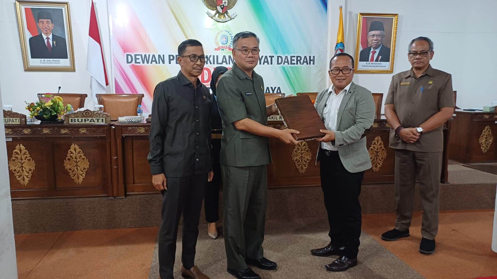 RAPERDA: Ketua DPRD Kubu Raya, Agus Sudarmansyah menyerahkan hasil pandangan umum semua fraksi di DPRD Kubu Raya terkait 8 Raperda usulan ekeskutif ke Wabup Kubu Raya.