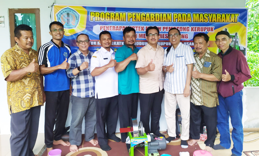 BANTUAN: Tim PPM Teknik Mesin Polnep foto bersama Pimpinan UKM Berkah dan Kades Rasau Jaya Dua, usai pelaksanaan pelatihan dan penyerahan bantuan mesin.