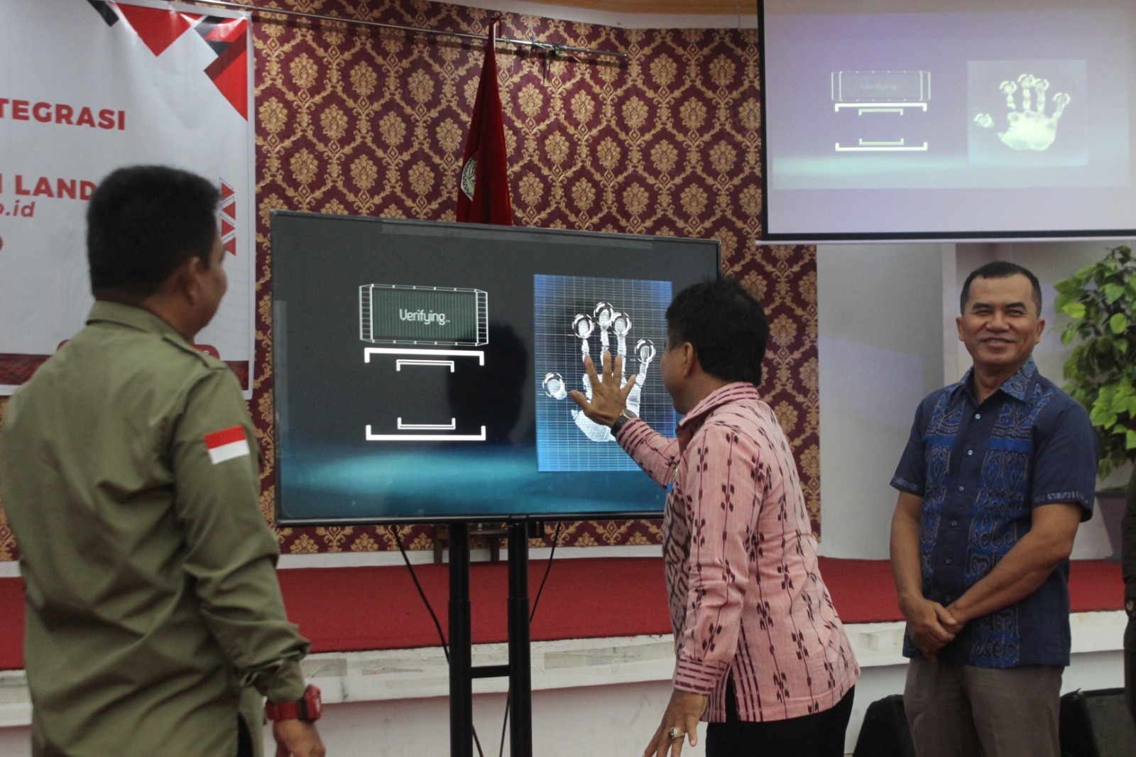 LUNCURKAN: Peluncuran Sistem Portal Terintegrasi dan Satu Data Kabupaten Landak, di Aula Besar Kantor Bupati Landak, Kamis (16/11).