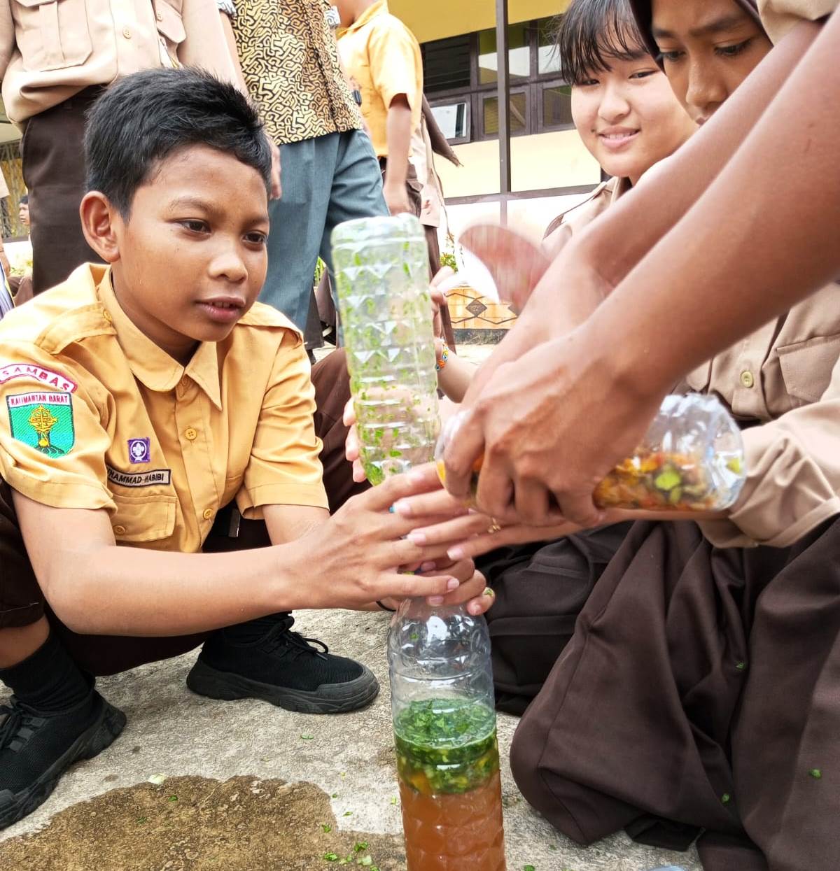 Sejumlah pelajar saat mengolah sampah menjadi pupuk ecoenzym.