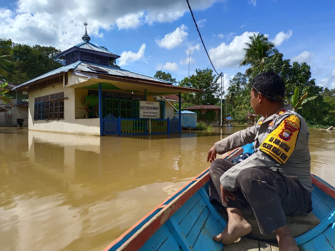 Kapolsek Kuala Behe Iptu Zulianto saat memantau lokasi banjir, Sabtu (18/11).