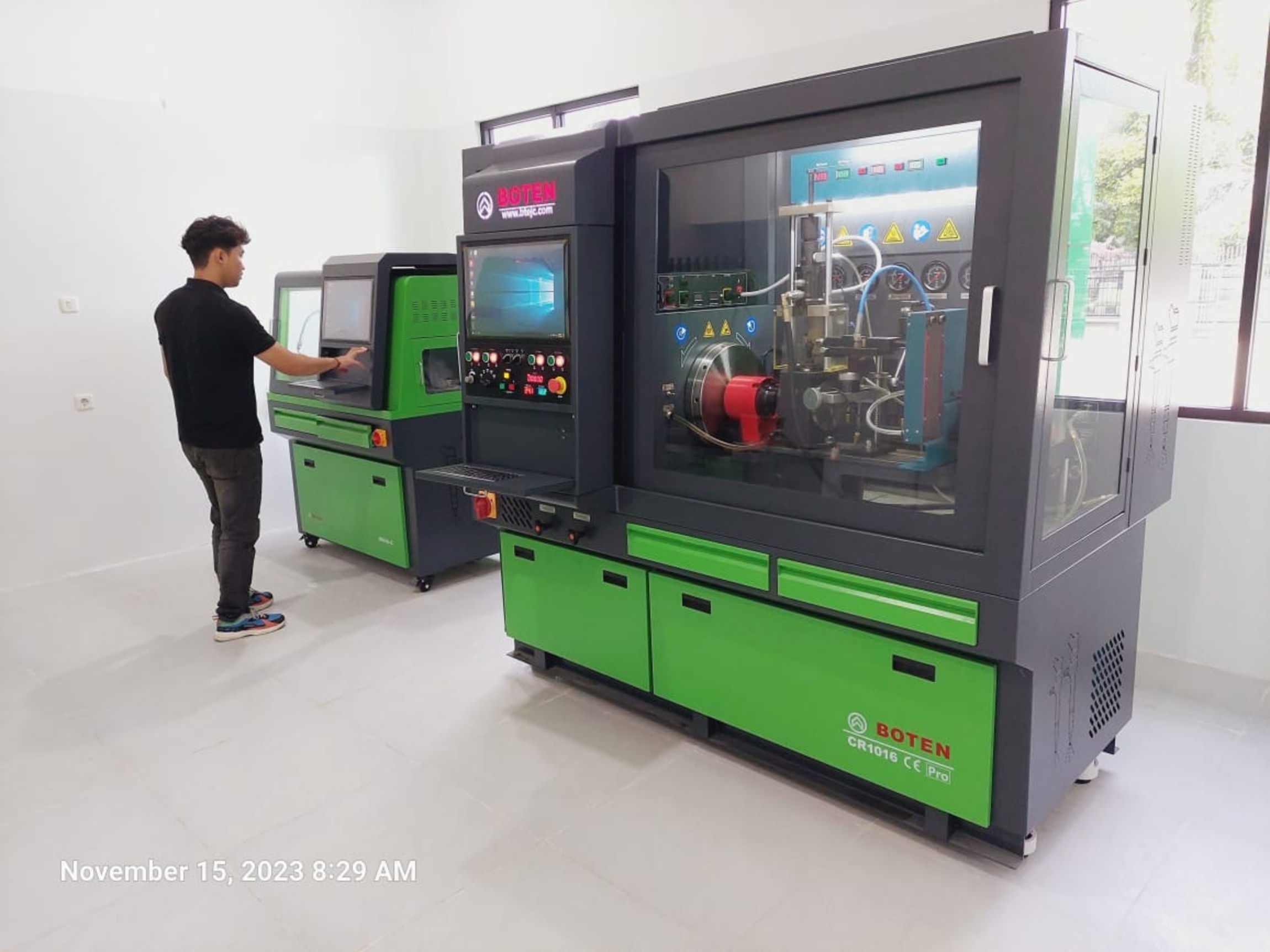 Gokomodo perluas bisnis dengan mendirikan pusat servis pompa injeksi mesin diesel dan kendaraan penumpang di Pontianak.