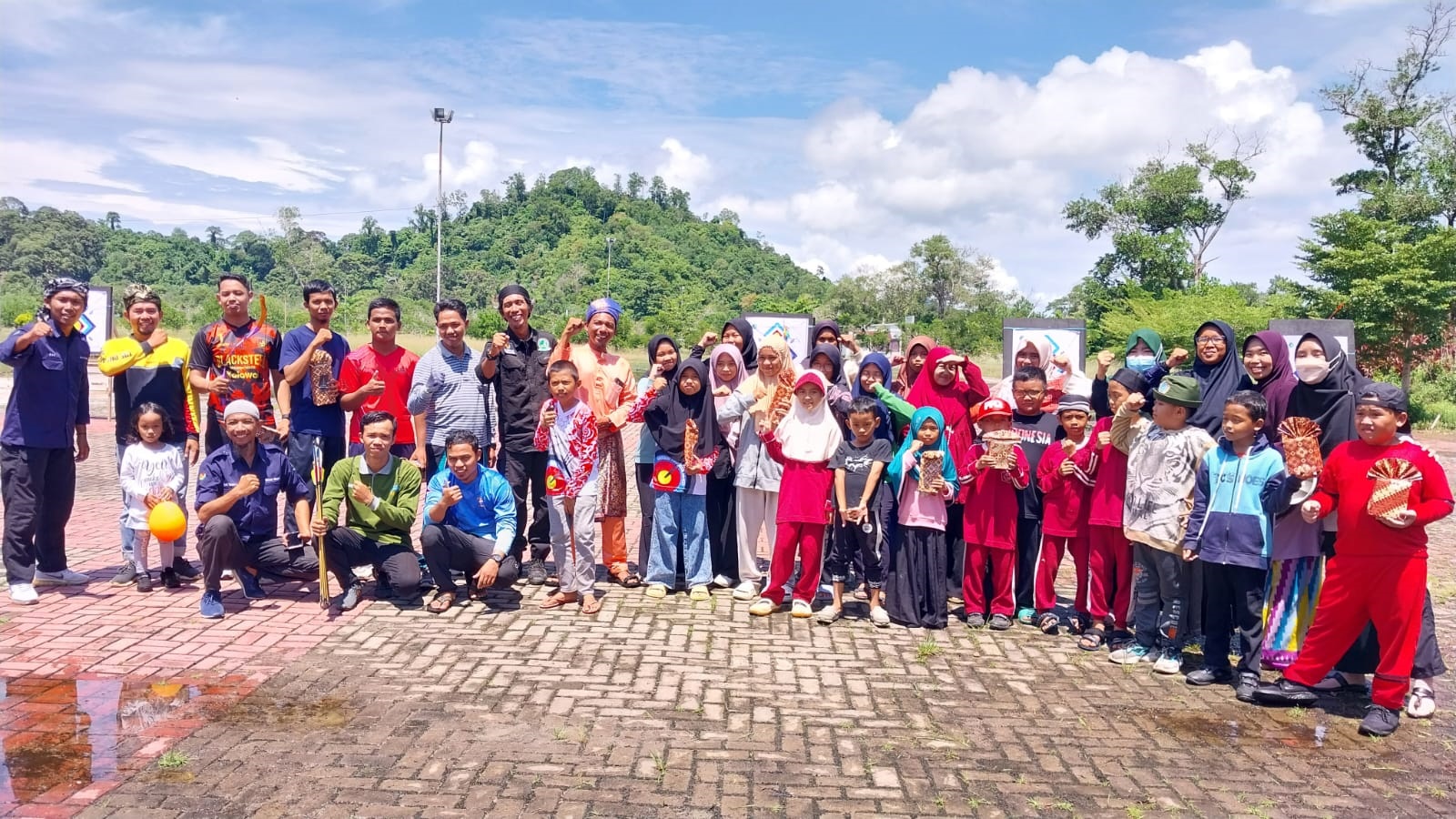 PANAHAN: Pj Sekda Kabupaten Kayong Utara, Erwin Sudrajat saat membuka kegiatan latihan bersama Festasi Kayong Utara tahun 2023.