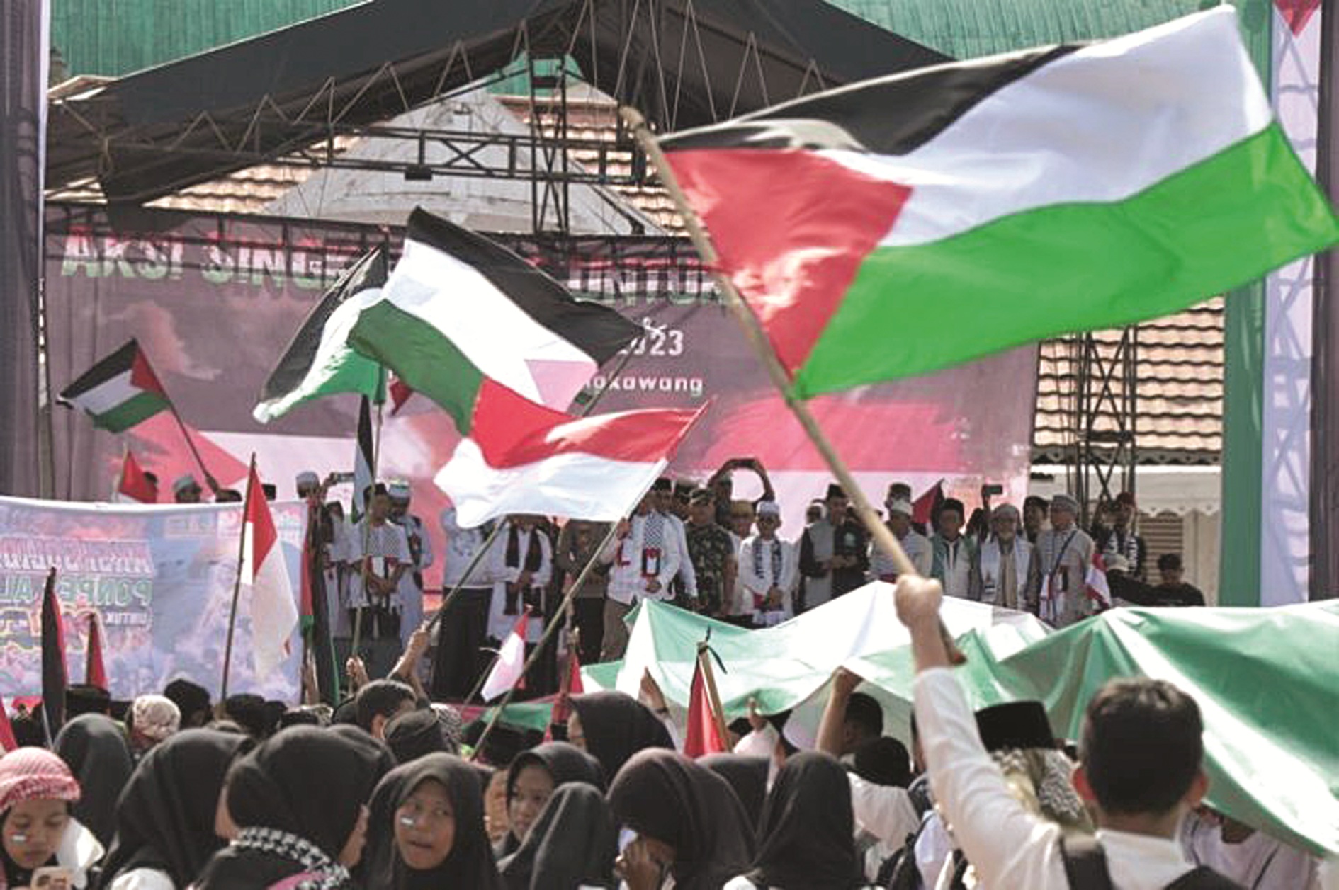 GELAR AKSI: Ratusan warga Kota Singkawang menggelar aksi solidaritas Singkawang untuk Palestina di Mess Daerah, Sabtu (18/11).