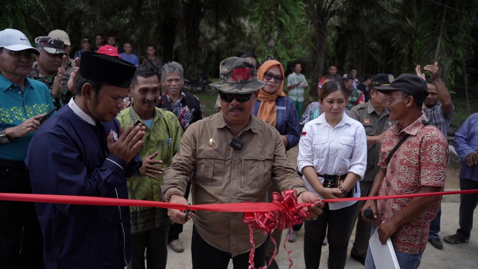 PERESMIAN: Plt Bupati Sanggau Yohanes Ontot meresmian irigasi perpompaan dan kandang sapi milik Poktan Sukses Tani, belum lama ini.