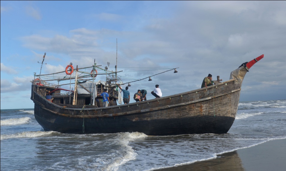 Warga memeriksa kapal pengangkut imigran etnis Rohingya yang mendarat di Desa Kulee, Kecamatan Batee, Kabupaten Pidie, Aceh, Minggu (19/11/2023).