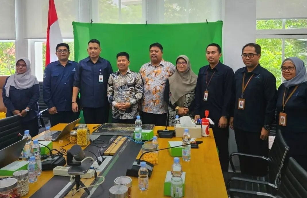 DAMPINGI: Kepala Dinas Kesehatan Kabupaten Sambas G Eko Prabowo mendamping Bupati Sambas saat menandatangani prasasti pembangunan Loka POM di Badan POM RI Jakarta.