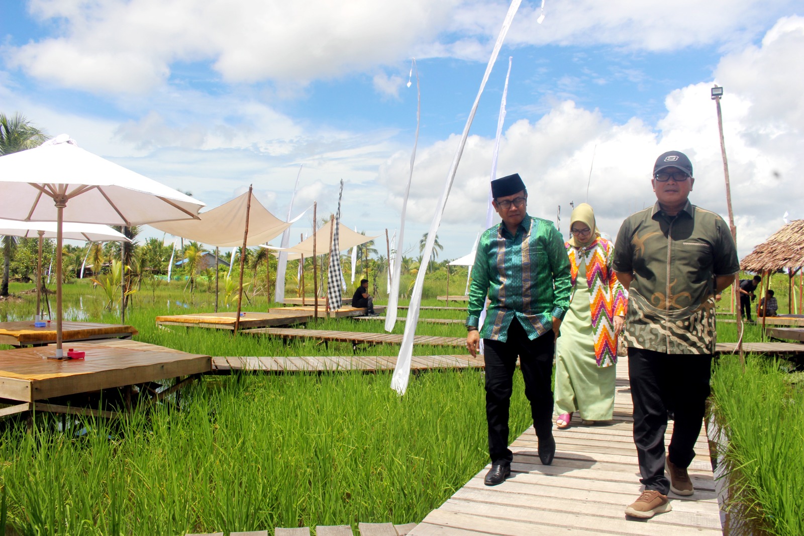 PENINJAUAN: Wabup Kubu Raya, Sujiwo, bersama rombongan saat menyusuri geretak kayu di sepanjang Kampung Wah Sawah di Pondok Pesantren Darul Fikri, Desa Sungai Belidak, Kecamatan Sungai Kakap.