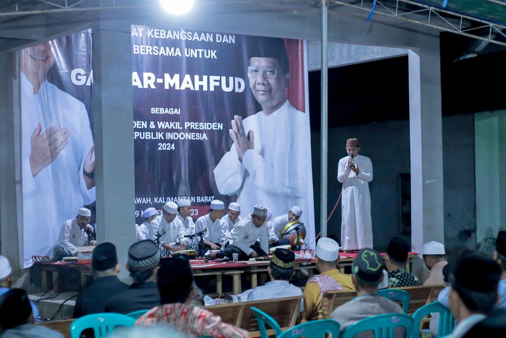 Pondok Pesantren Asasul Muttaqin, Mempawah, Kalimantan Barat menginisiasi salawat kebangsaan, dan doa bersama untuk pasangan calon presiden (capres) Ganjar Pranowo dan calon wakil presiden (cawapres).